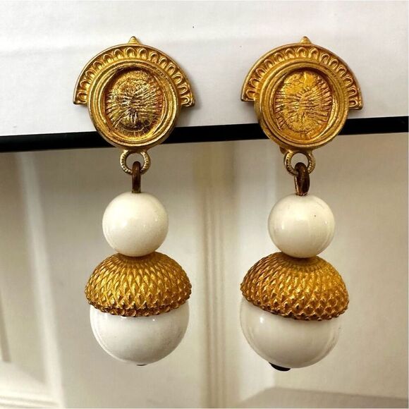 White and gold tone vintage drop clip on earrings - Picture 1 of 9